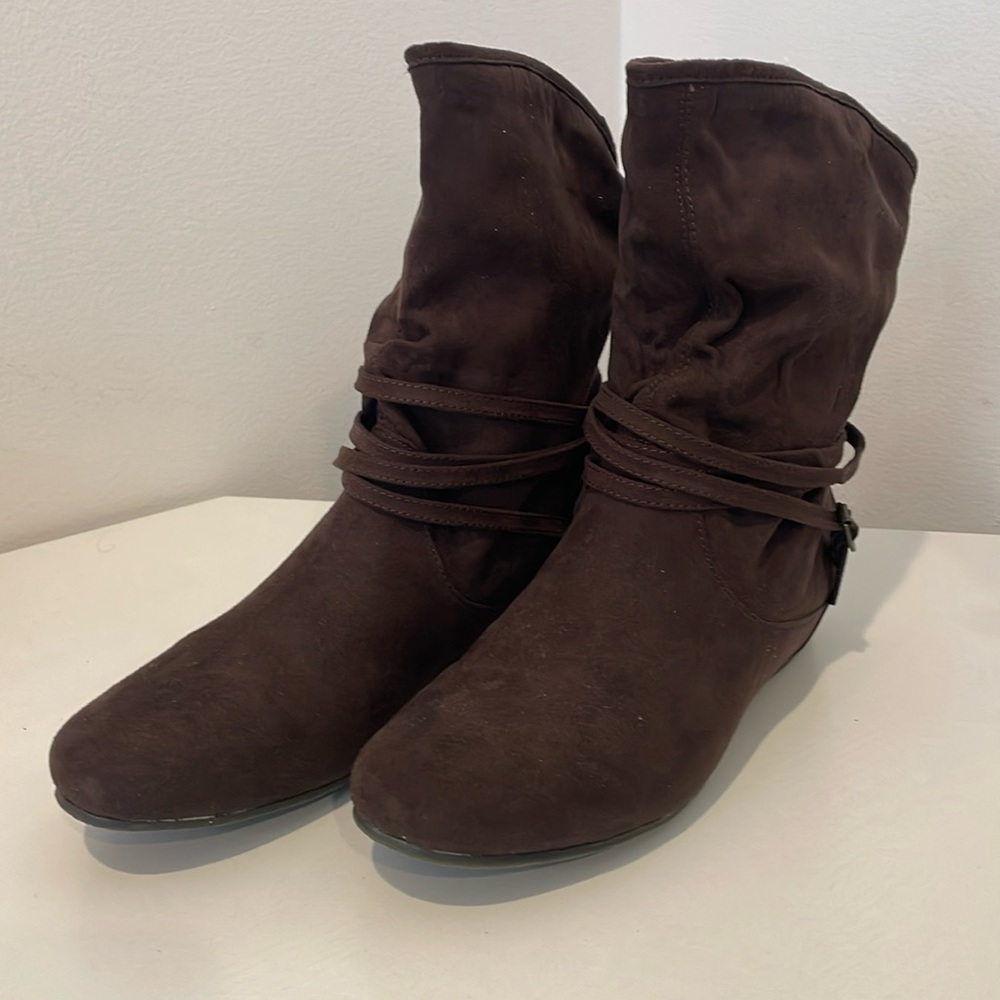 WORN ONCE! XAppeal Karni Suede Boot w/ heel protector - Size 9M - Brown